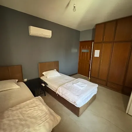 Happiness Affittacamere 3*